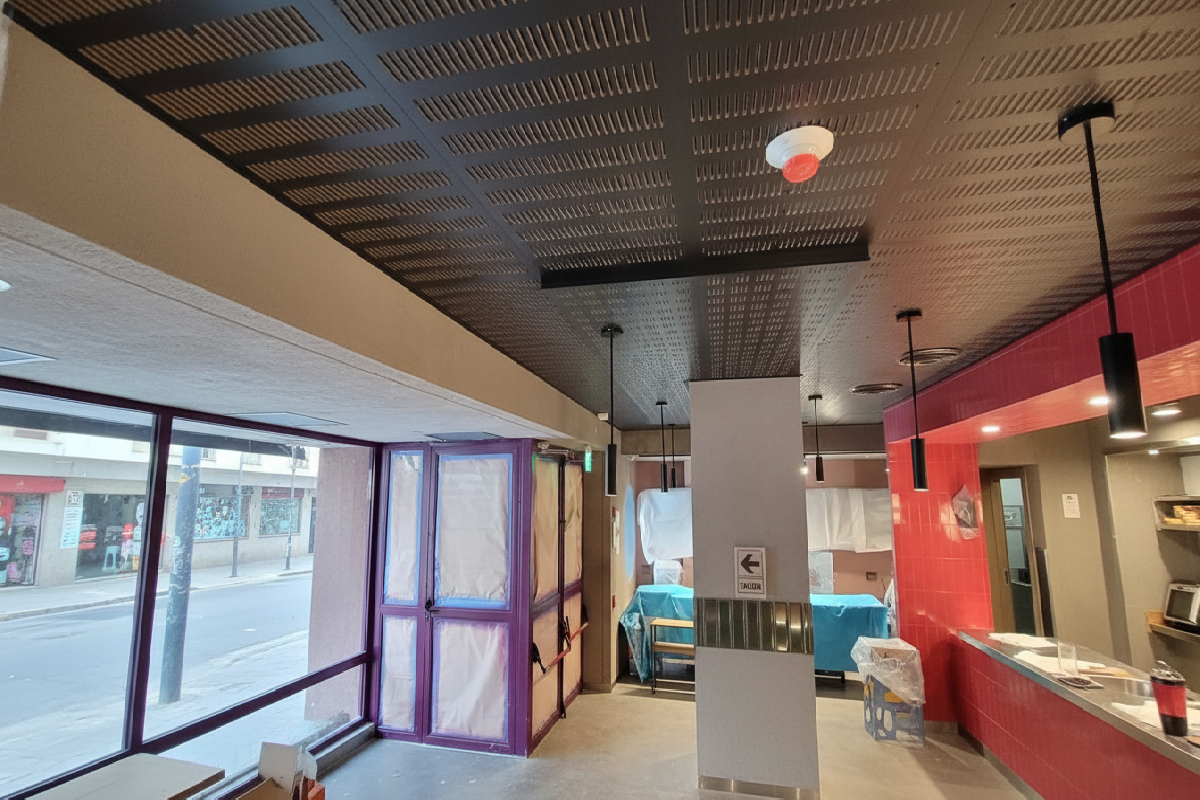 Instalación Técnica de Cielo Raso Acústico Decorativo en Lucio Caffe