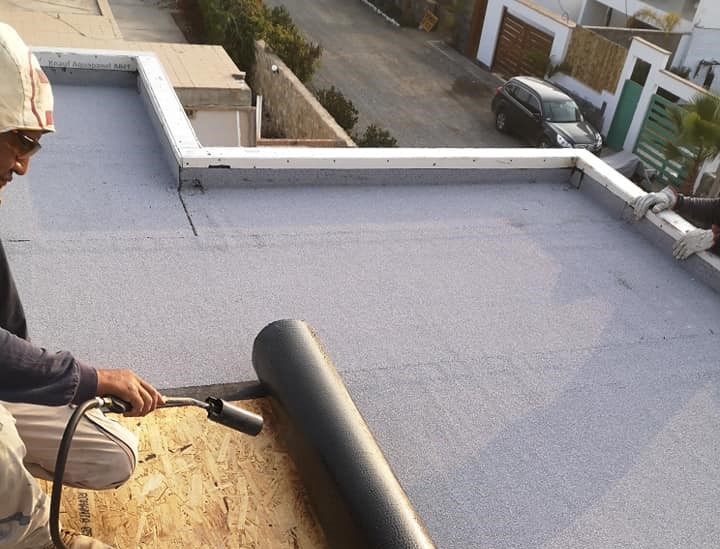 Instalación profesional de sistema de impermeabilización y aislamiento térmico en cubiertas. Aplicación de manto asfálti