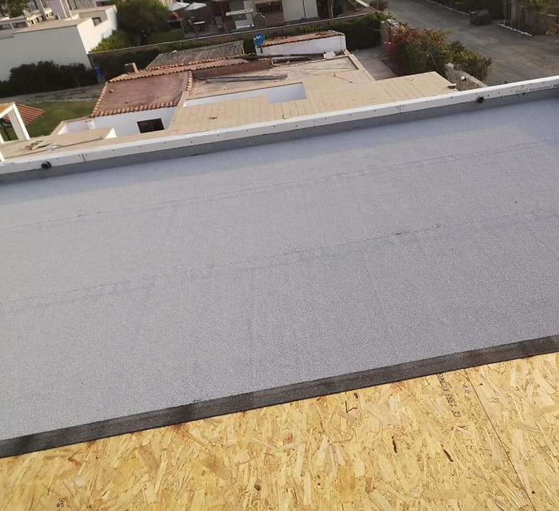 Lo que se ve: El acabado final de la cubierta. En tu imagen actual dice 