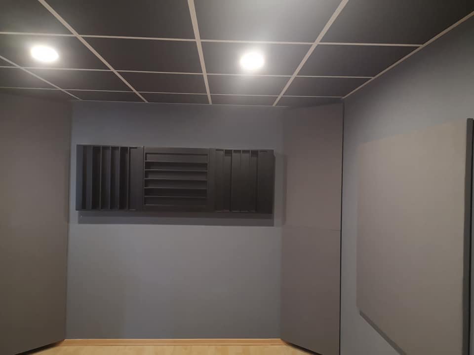 Acondicionamiento acústico y diseño final para salas especializadas (Home Cinema, Estudios de Grabación). Instalación de